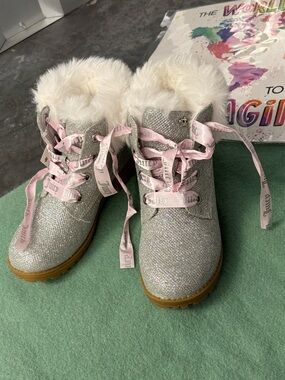 Juicy Couture La Presa Silver Glitter Faux Fur-Trim pink Ribbon Lace-Up Boot 4M